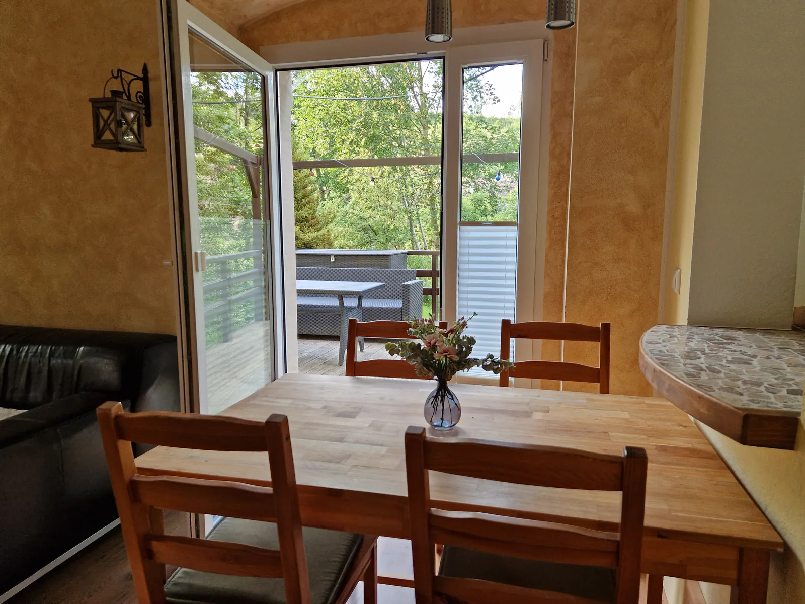 Ferienwohnung 1 — Wohnbereich mit Essplatz