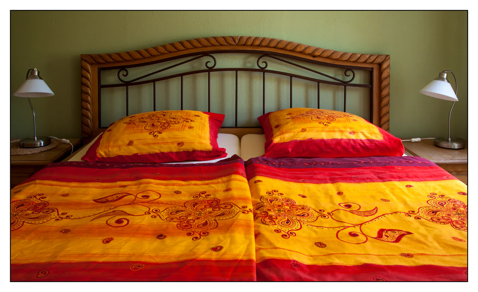 Ferienwohnung 1 — Schlafzimmer mit Doppelbett