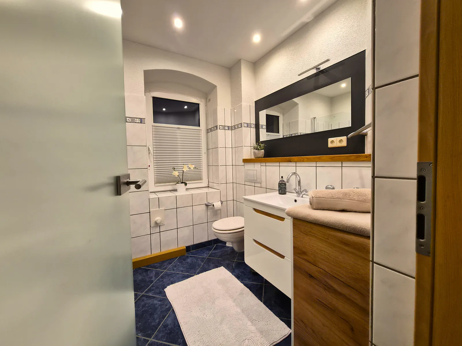 Ferienwohnung 1 — Bad mit Badewanne und Dusche