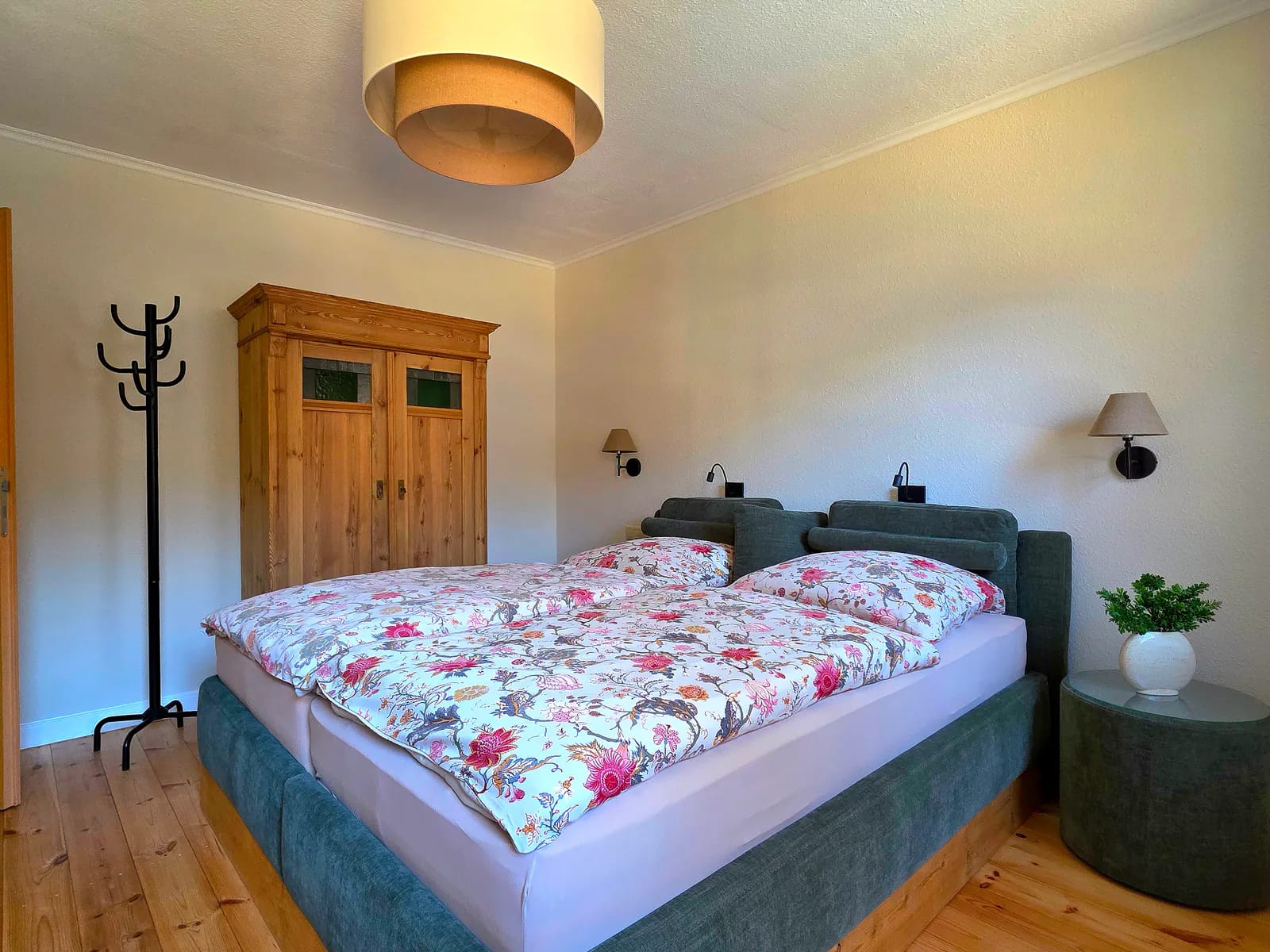 Ferienwohnung 2 — Schlafzimmer mit Doppelbett