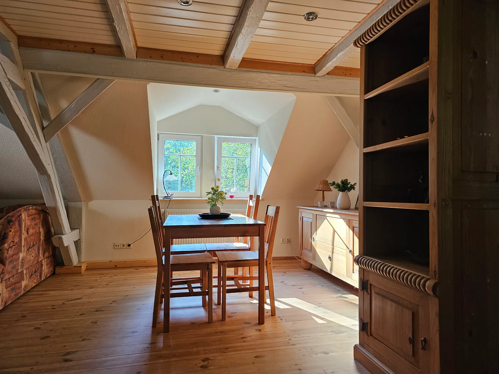 Ferienwohnung 3 — Wohnbereich mit alten Holzmöbeln