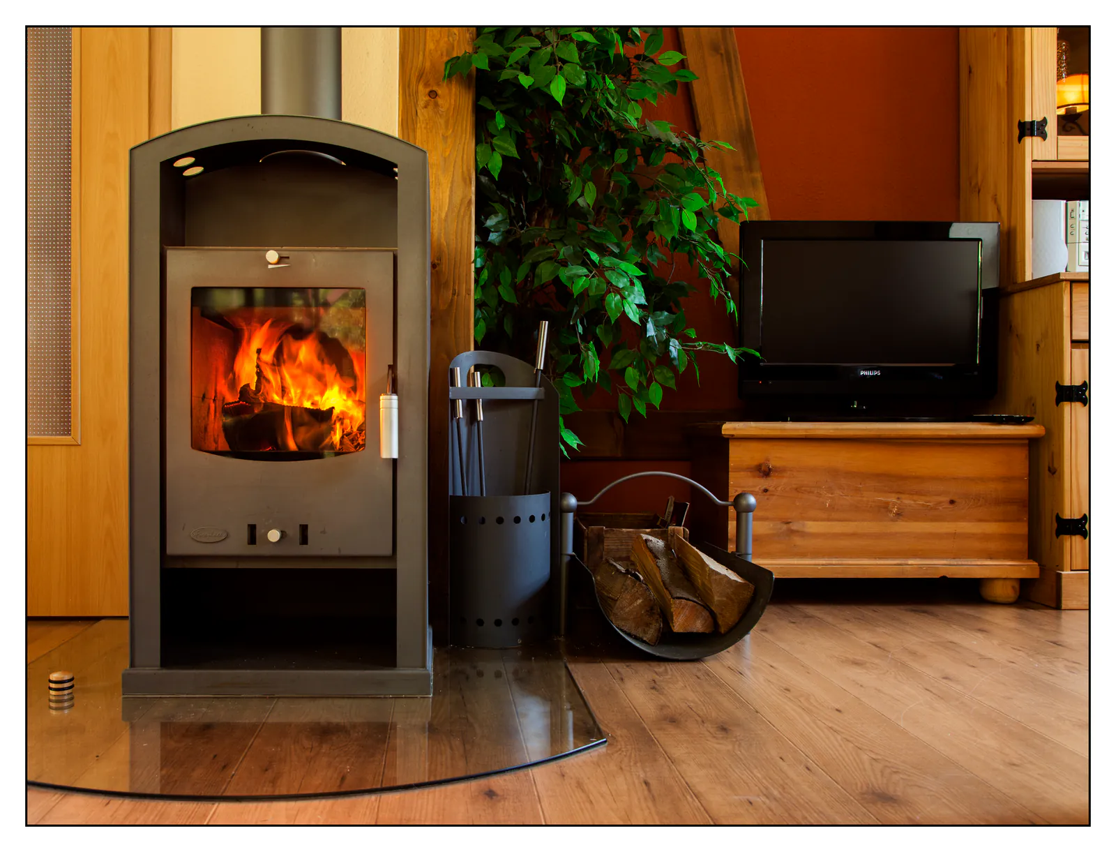 Kamin im Wohnzimmer der Ferienwohnung 1 — Schwarzmühle Erzgebirge